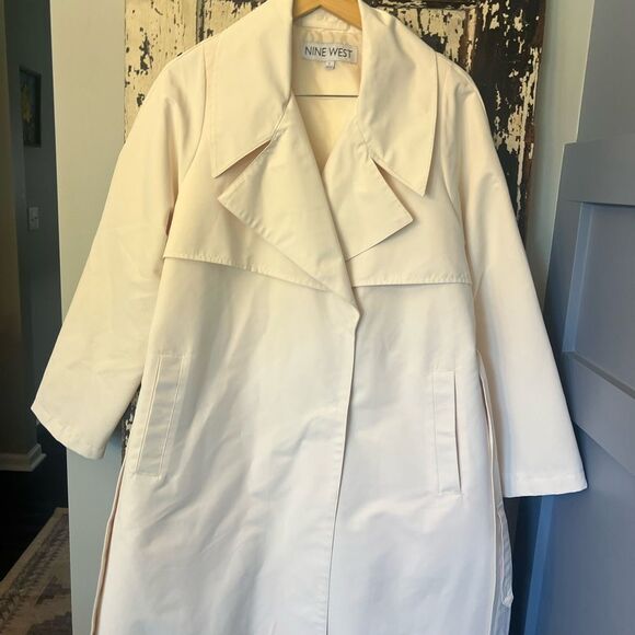 Nine West gorgeous Ivory Belted trench Coat w pockets. Elegant. Size Large. - Picture 3 of 8